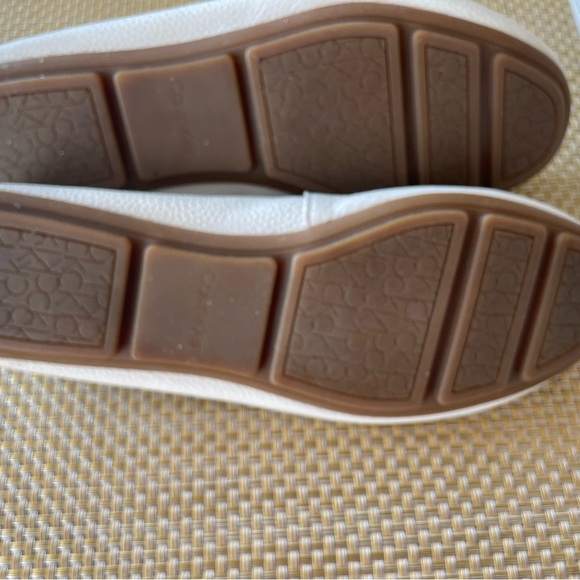 Calvin Klein Women's White Pebble Grain Sz 8.5 Loafers - Picture 3 of 4